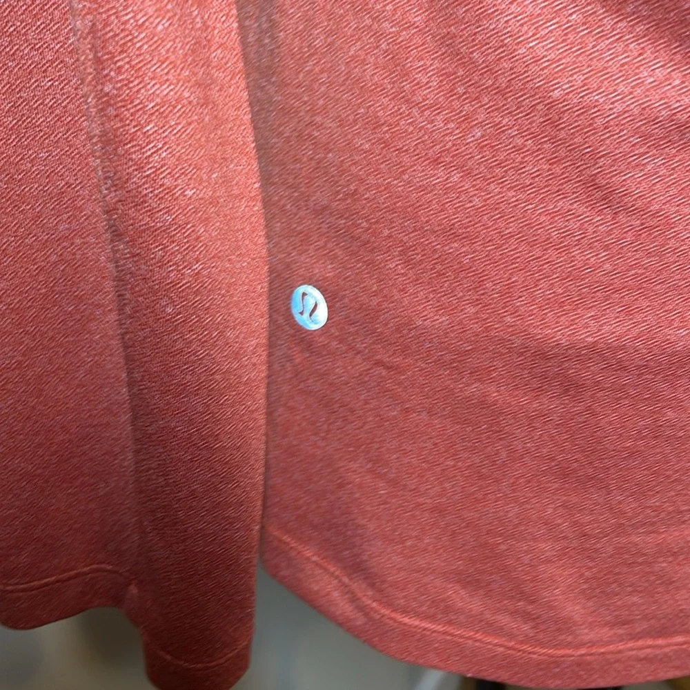 Men’s Lulu Lemon Textured Training Long sleeve Medium burnt orange